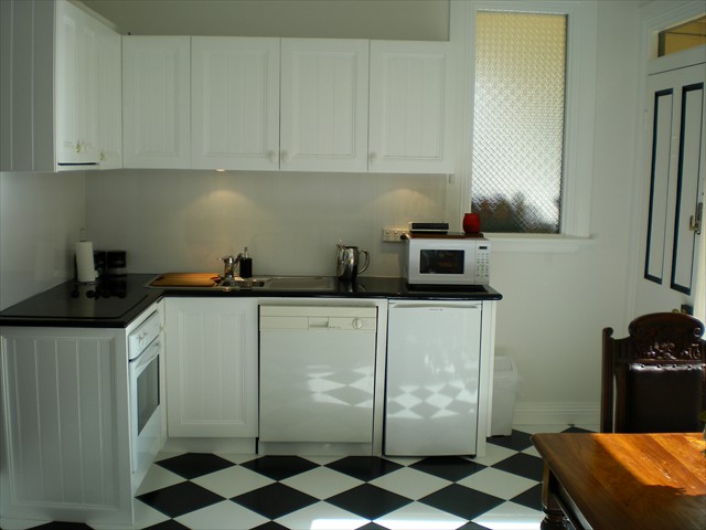 Maggie's on York - Garden Apartment - kitchen 2